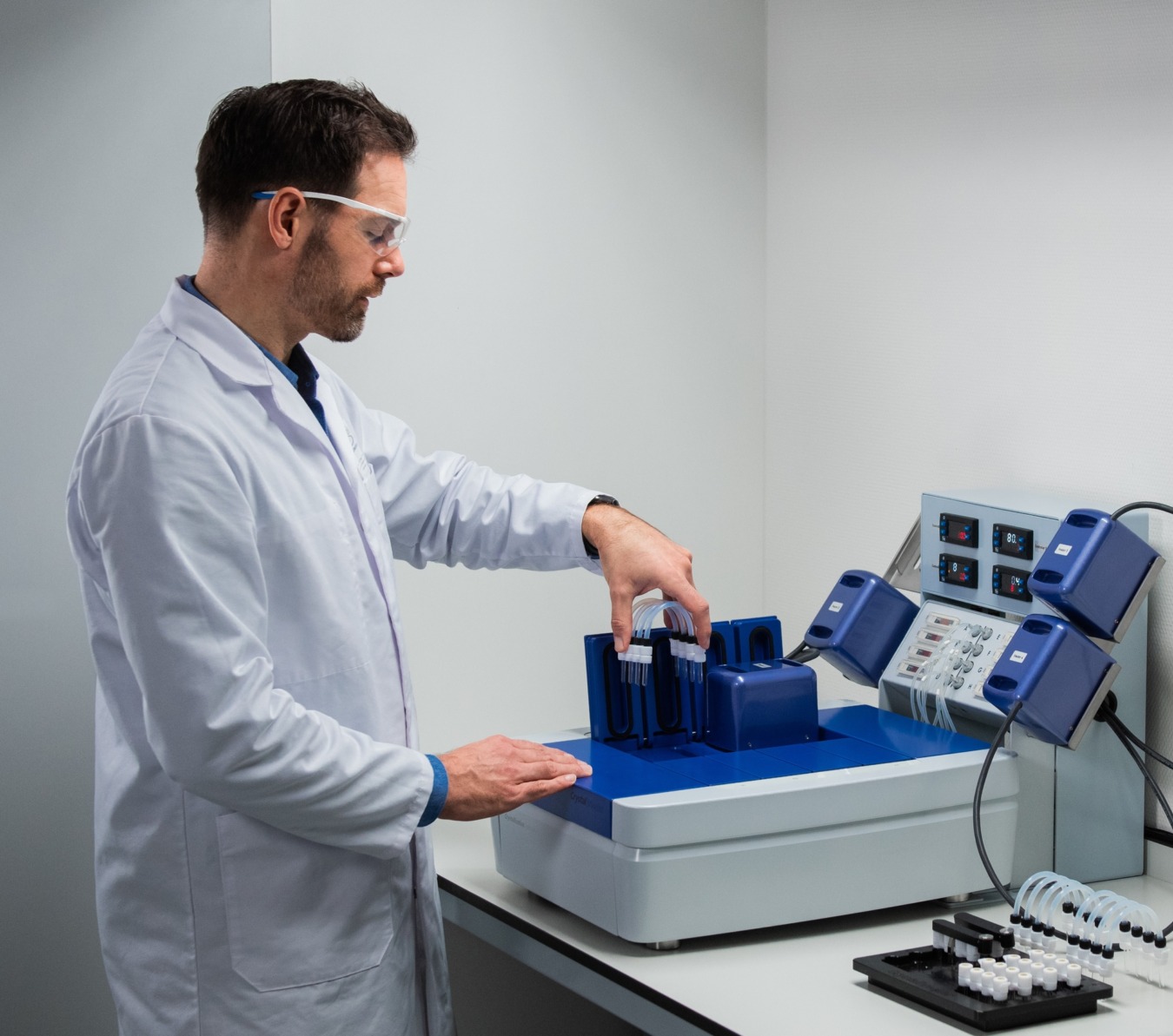 Enhance your early stage solid state screening with the CrystalBreeder bench-top system