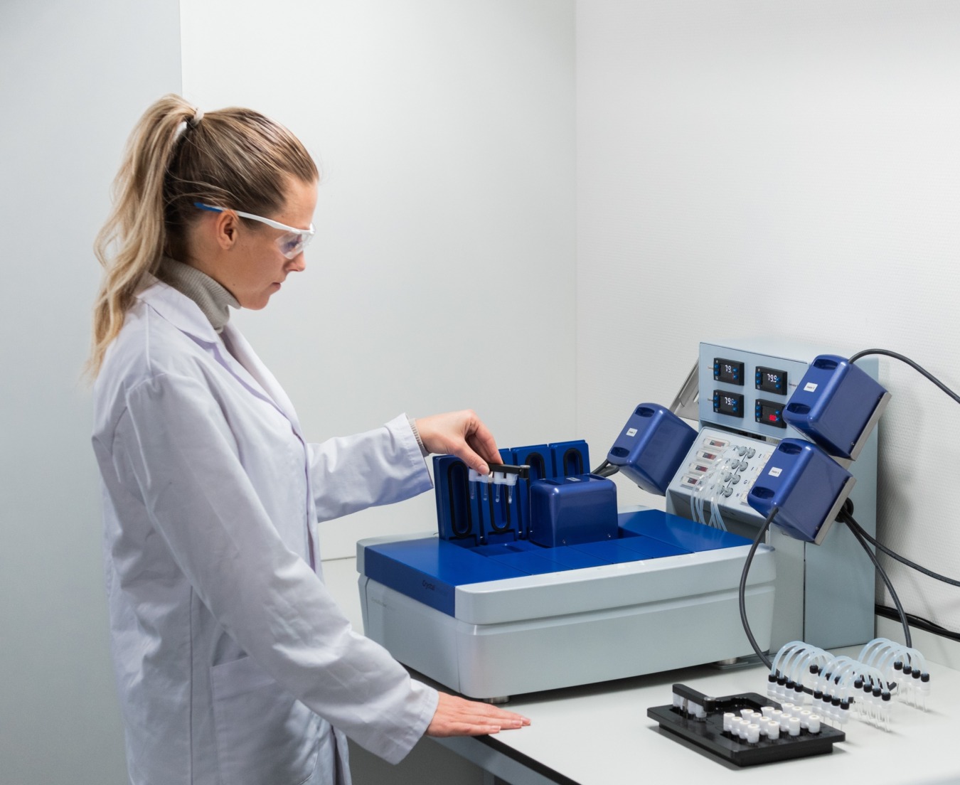 Enhance your early stage solid state screening with the CrystalBreeder bench-top system